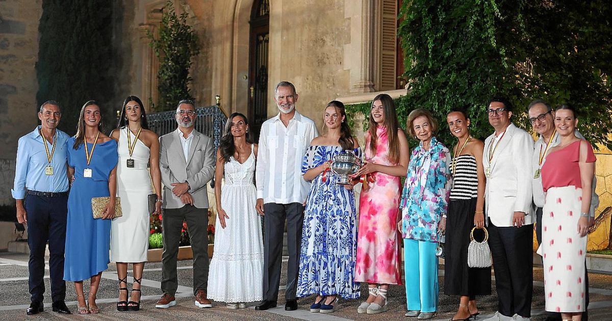 Menorquines con don Felipe y doña Letizia en Marivent