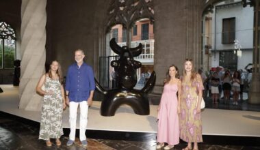 Los Reyes y sus hijas visitan la exposición de Joan Miró en sa Llonja