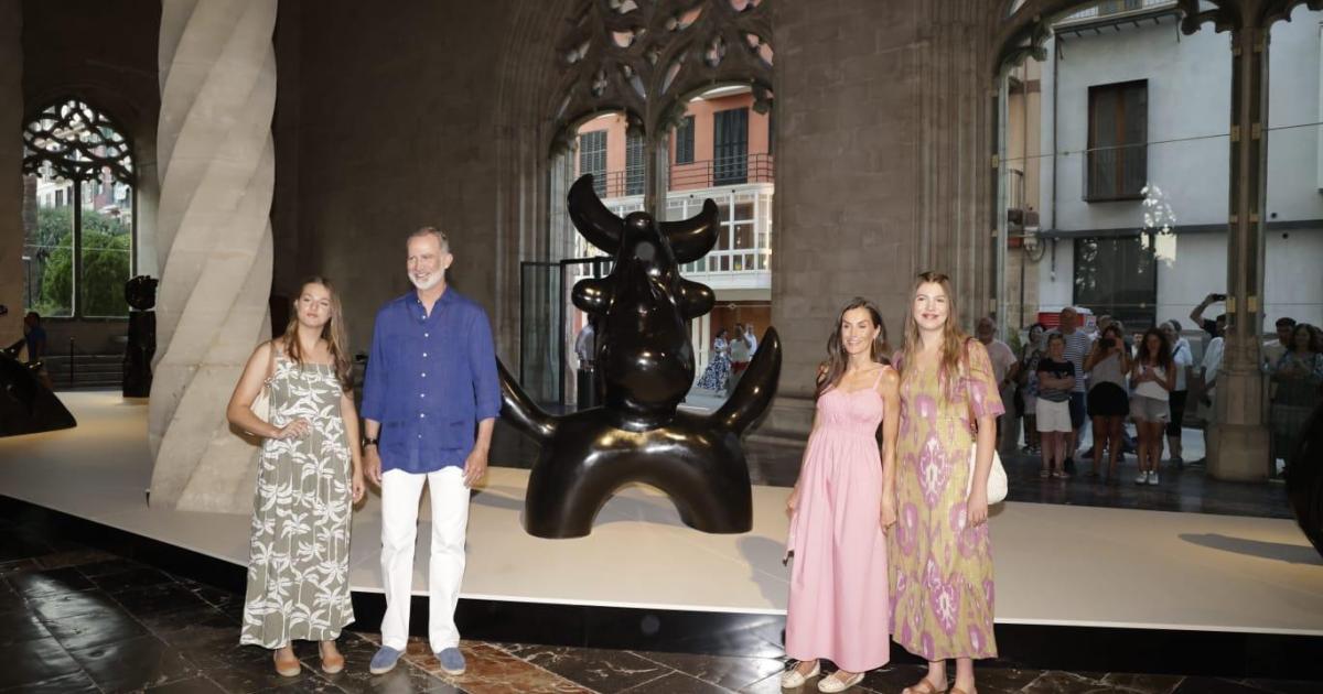 Los Reyes y sus hijas visitan la exposición de Joan Miró en sa Llonja