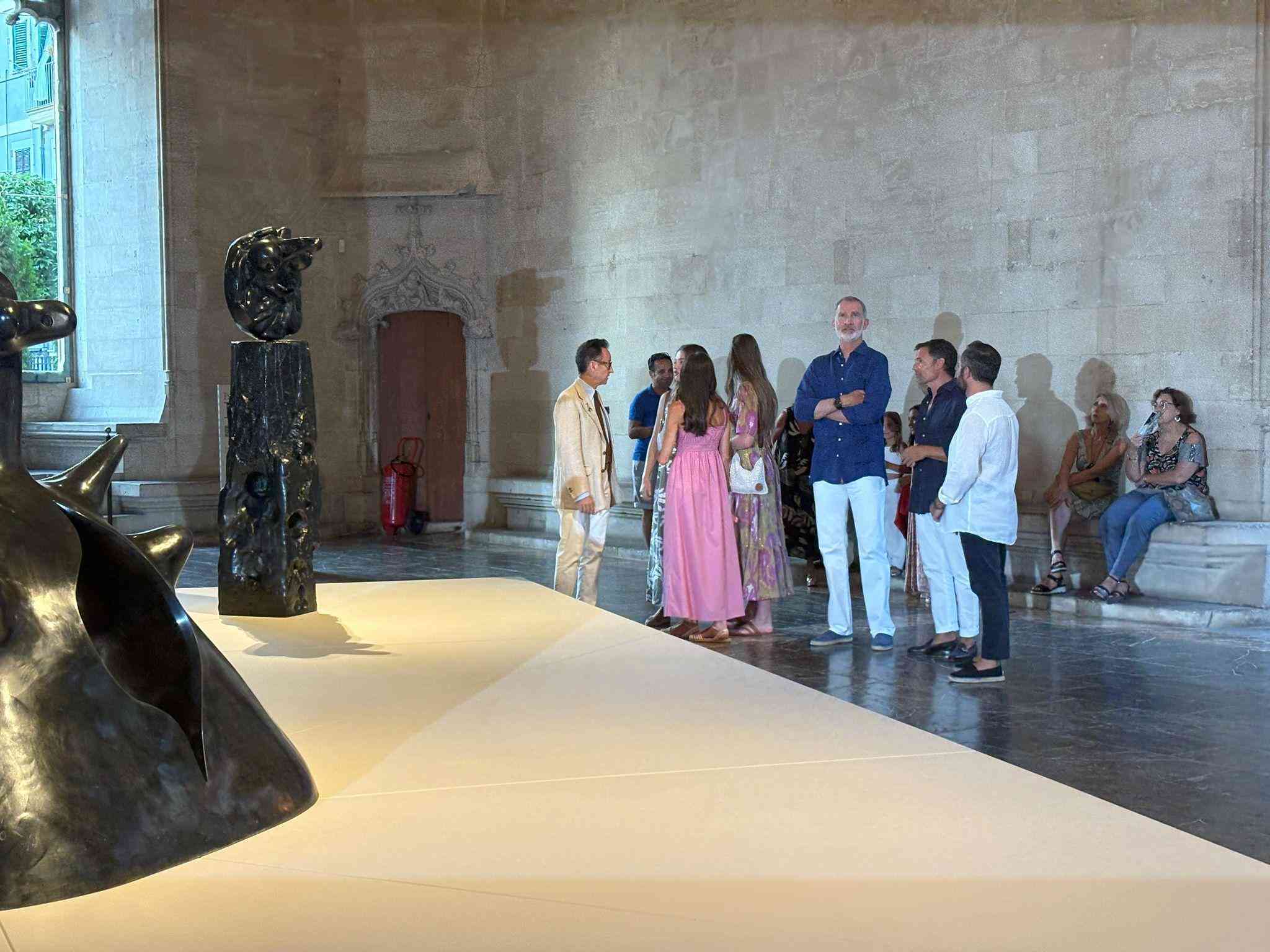 Los Reyes y sus hijas visitan la exposición de Joan Miró en Sa Llonja