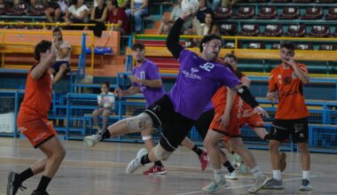 Jorge Oseguera lanza a portería en el duelo jugado entre el BM Zamora y el BM Ciudad de Salamanca.