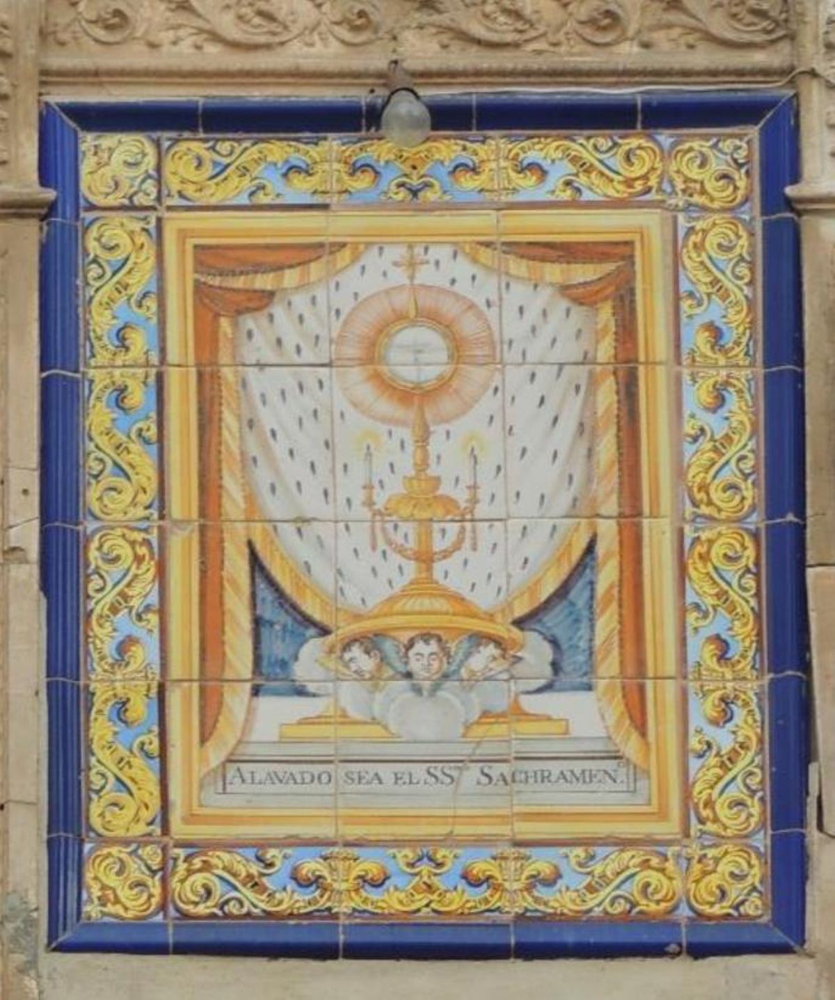 El retablo cerámica que figura sobre la puerta de Càl Parat.