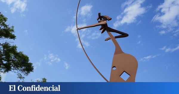 las colosales esculturas que 'vigilan' desde las alturas