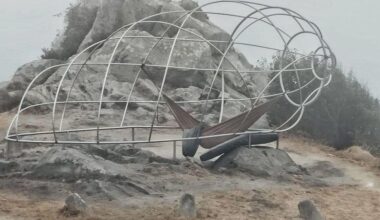 Un hombre dentro de la escultura de A Caracola, en Donón.