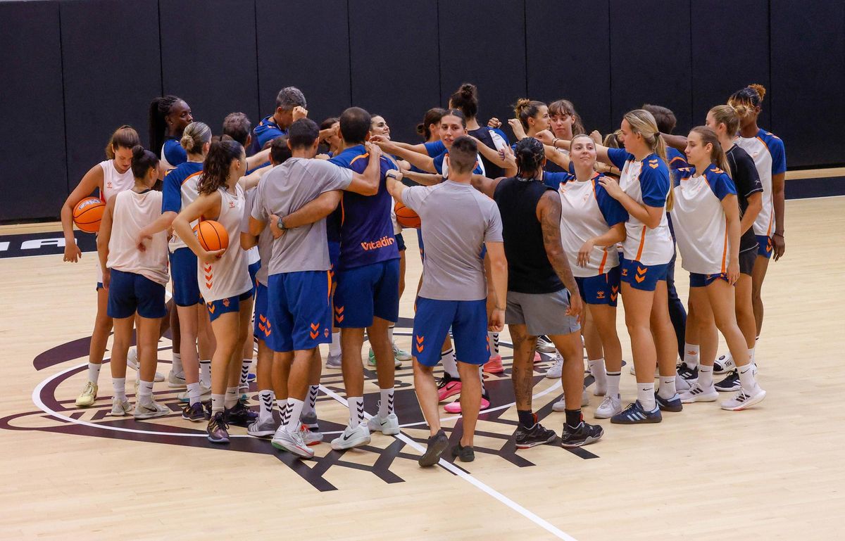 Las jugadoras del Valencia Basket, en la pista central de L'Alqueria del Basket