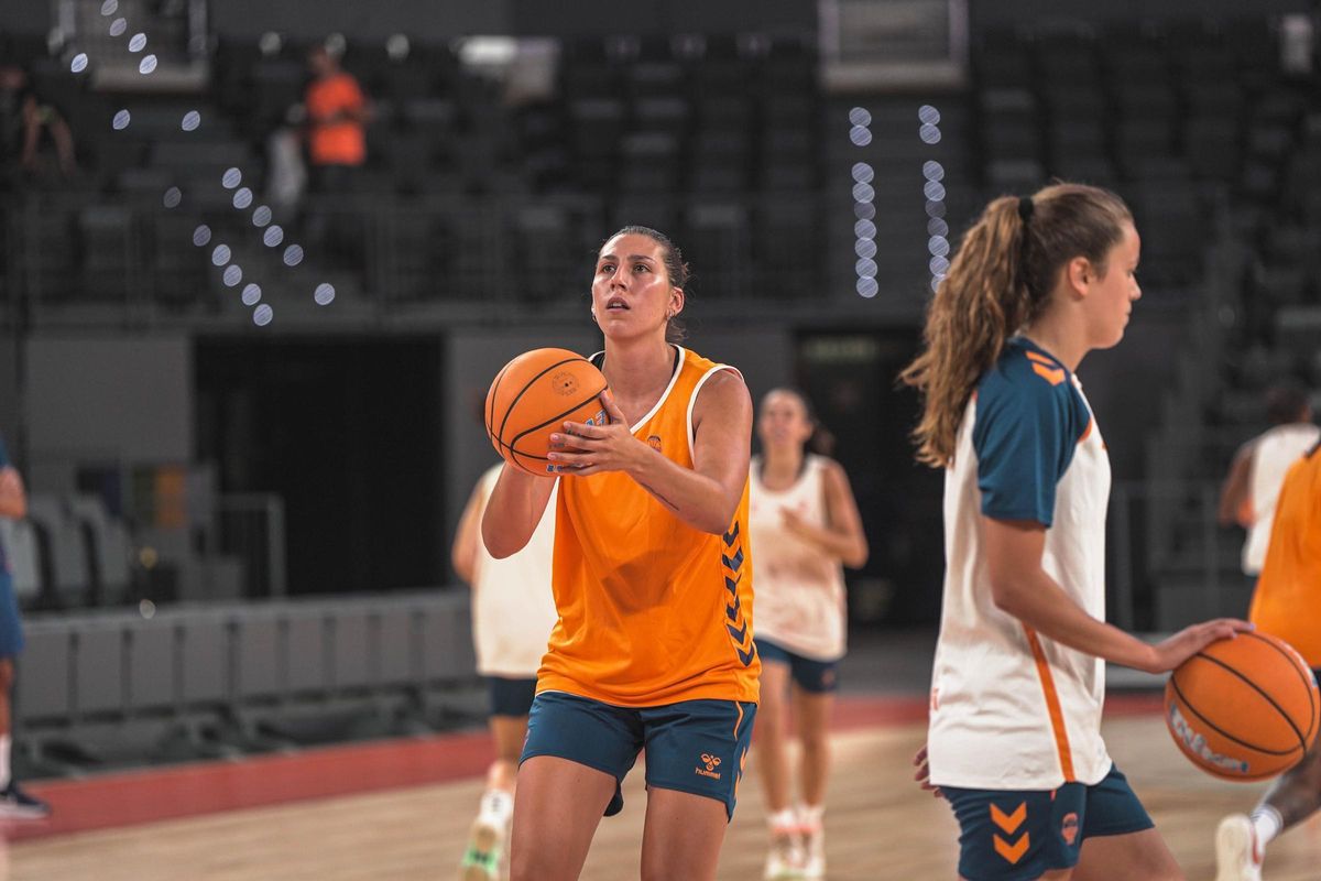 María Araújo, en el estreno del equipo femenino en el Roig Arena
