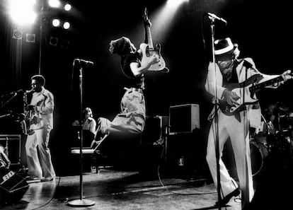 Desde la izquierda, Clarence Clemons, Bruce Springsteen y Steven Van Zandt, durante la gira de 'Born to Run', el 23 de noviembre de 1975 en Ámsterdam. 