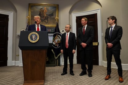 Donald Trump y Sam Altman, a la derecha del todo, en la presentación del plan Stargate.