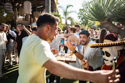 En el interior, el local cambia de decoración y ambientación cada día de la semana. 