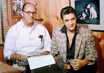 Elvis Presley con su manager,