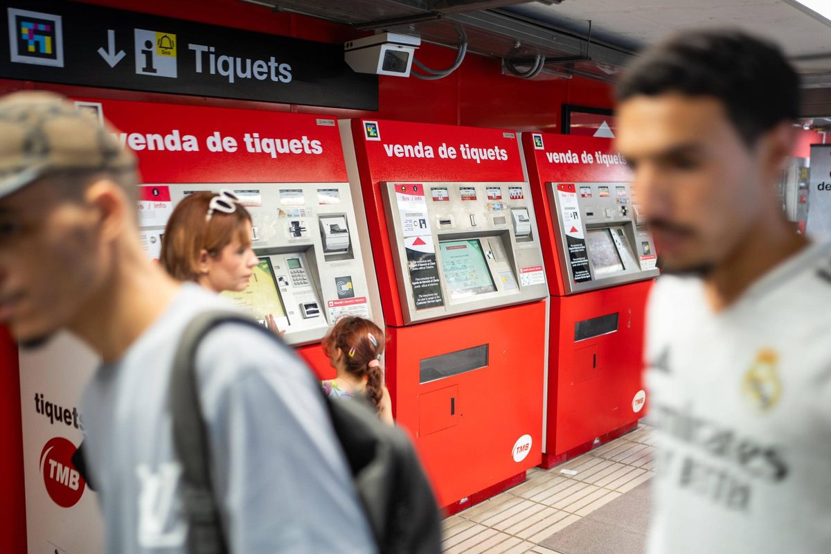 Máquinas de venta de títulos de transporte en la parada de Bogatell, en Barcelona.