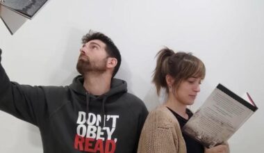 Laia Santís y el misterio de los libros repetidos en la biblioteca de casa