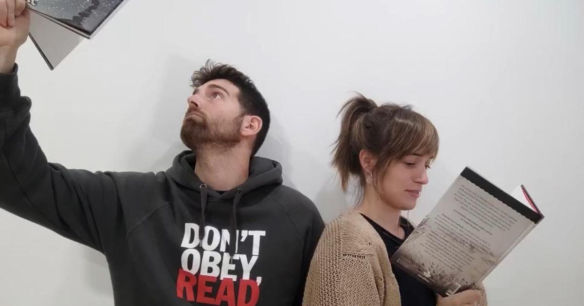 Laia Santís y el misterio de los libros repetidos en la biblioteca de casa