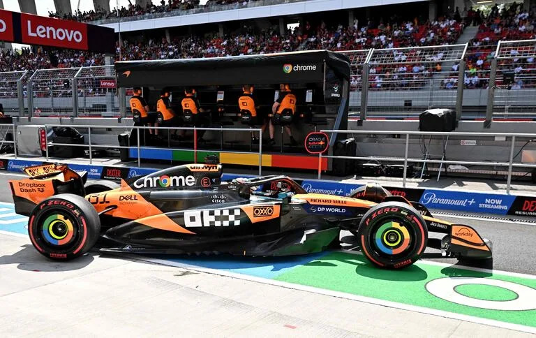 Oscar Piastri rumbo a la pista, con el muro de McLaren controlando los detalles; en Woking apuestan a una batalla vigilada entre el australiano y Lando Norris