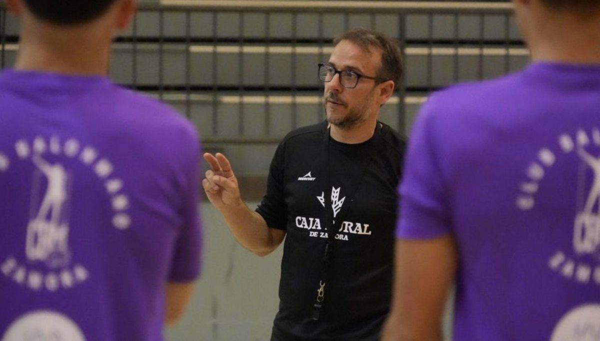 Arriba, Félix Mojón; abajo, los jugadores durante el calentamiento. | JOSÉ LUIS FERNÁNDEZ