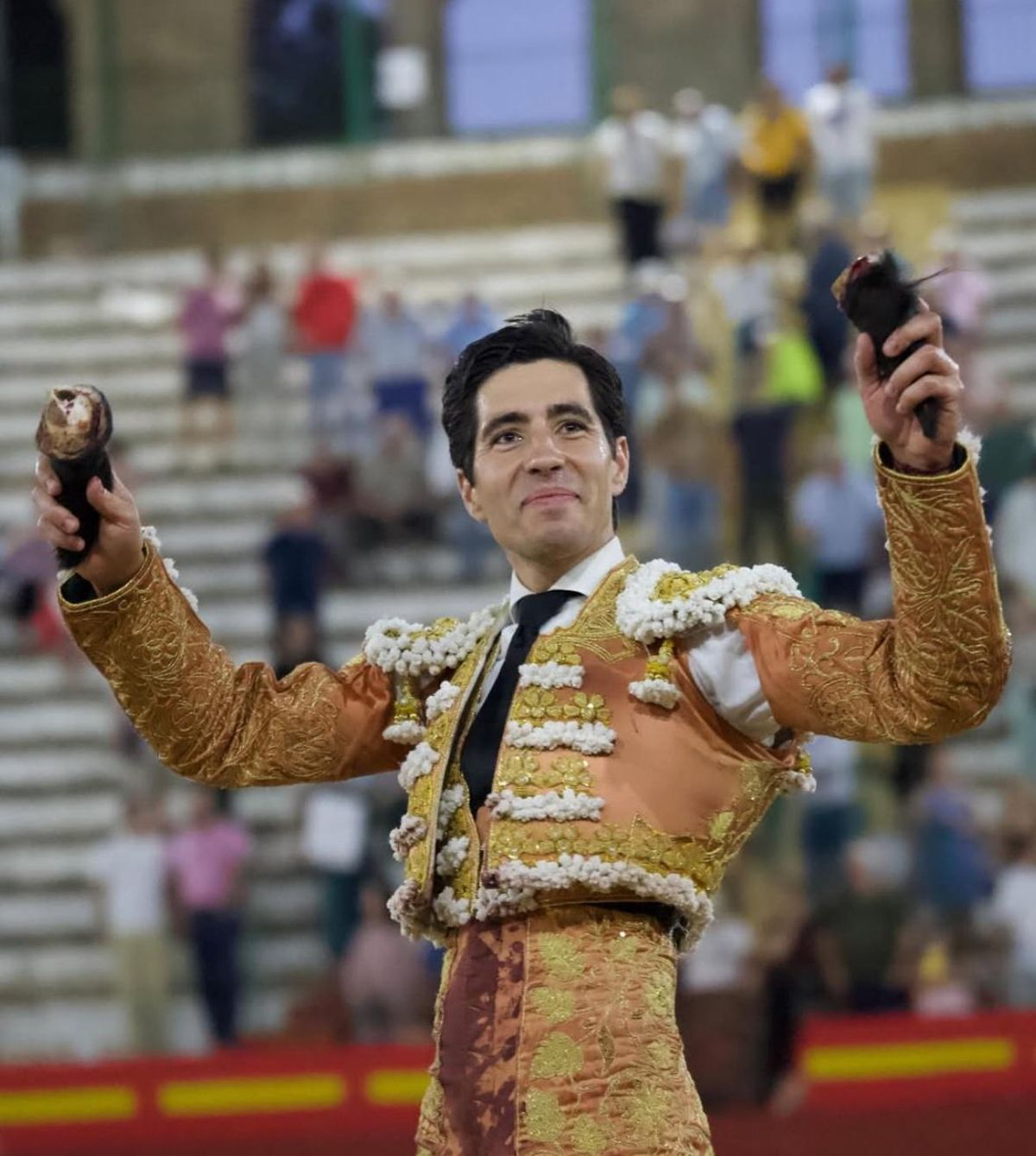 Álvaro Lorenzo con las dos orejas del sexto toro en Requena.