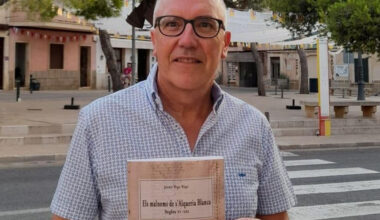 El corresponsal de este periódico, Jaume Rigo, con su libro.