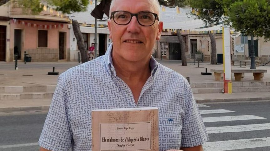 El corresponsal de este periódico, Jaume Rigo, con su libro.