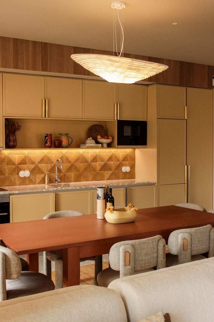 Comedor con mesa rectangular y sillas tapizadas en gris