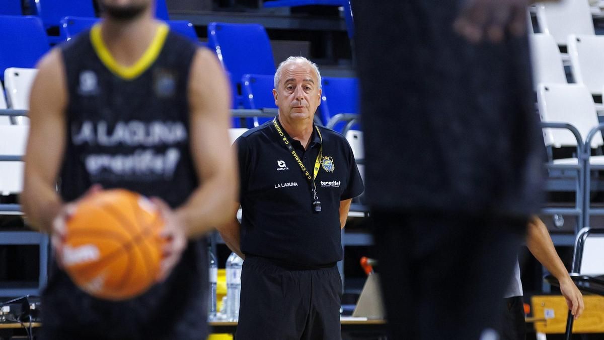 Txus Vidorreta dirige un entrenamiento de La Laguna Tenerife.
