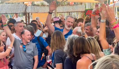 Felipe VI y su tripulación pasan de navegar a bailar al ritmo de Jaime Anglada: las mejores imágenes