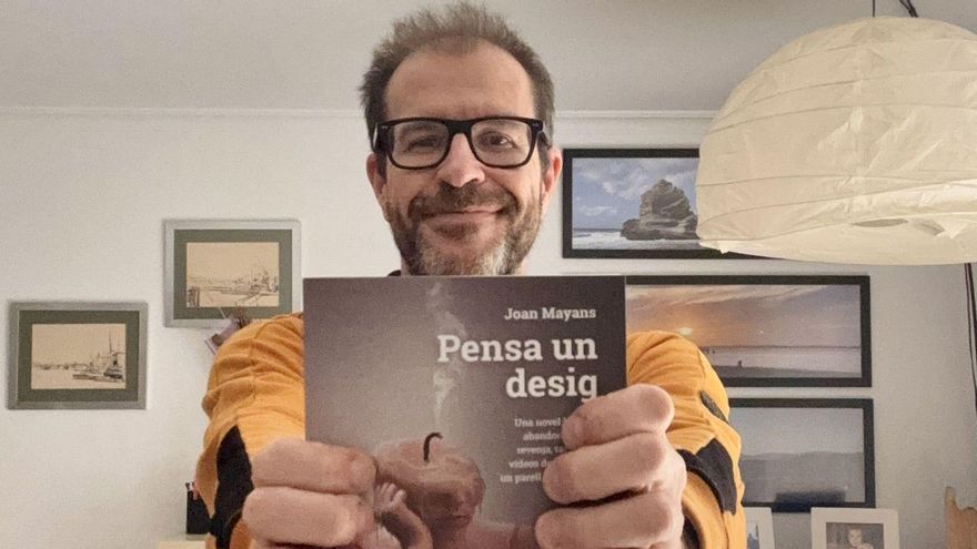 Joan Mayans, con el ejemplar de la novela que presentará el martes 2 de septiembre.