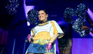 Nelly Furtado desafía a quienes critican su físico con la camiseta 'mejor que nunca' durante su actuación en Manchester