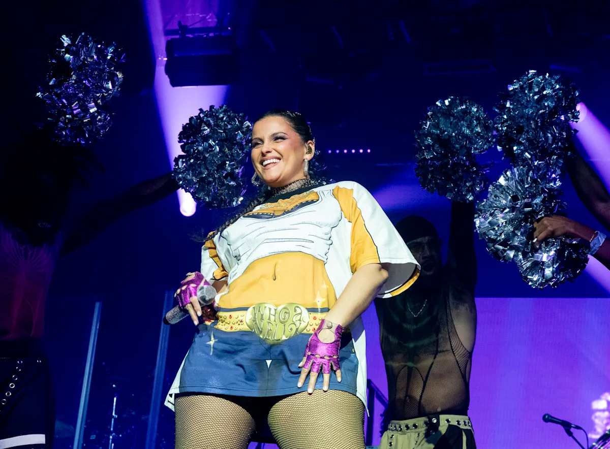 Nelly Furtado desafía a quienes critican su físico con la camiseta 'mejor que nunca' durante su actuación en Manchester
