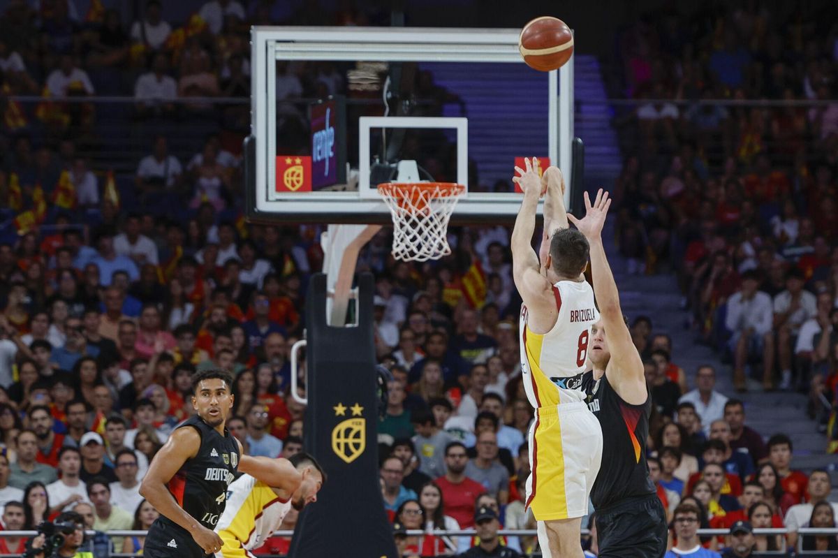 Darío Brizuela lanza un triple durante el partido amistoso que España y Alemania disputan este jueves en el Madrid Arena.