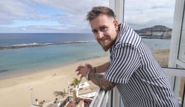 Javi Climent contempla las vistas a la Playa de Las Canteras desde la terraza del Hotel Concorde.
