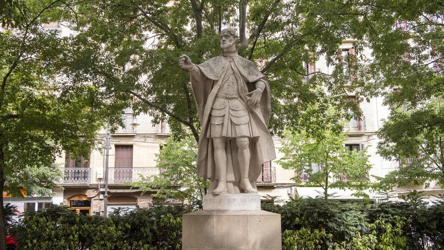 La Institución Príncipe de Viana respalda el traslado de las estatuas de los reyes de Navarra desde el paseo de Sarasate al parque de la Taconera