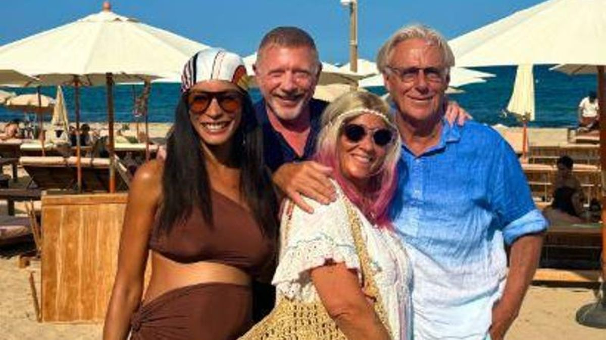 Boris Becker, Björn Borg y sus respectivas mujeres posan en la playa de es Cavallet