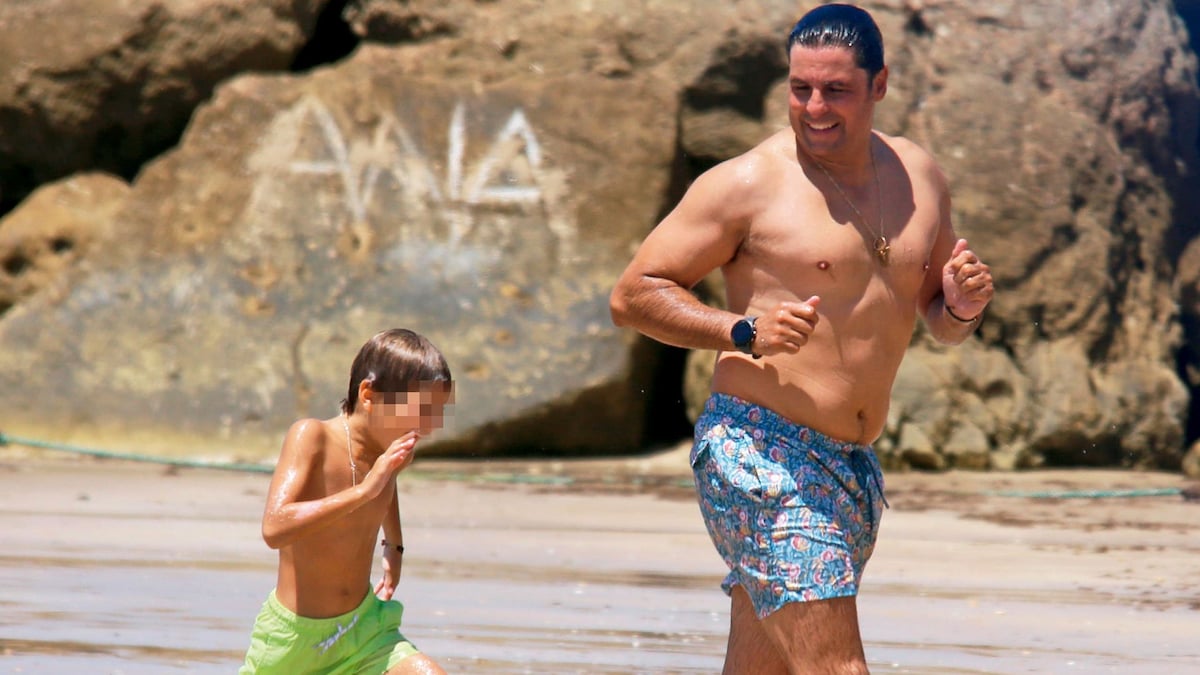 las fotos de su divertido día de playa con su hijo Curro