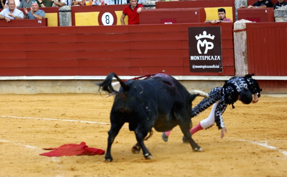 Puerta grande de El Cid y Emilio de Justo en tarde de petardo