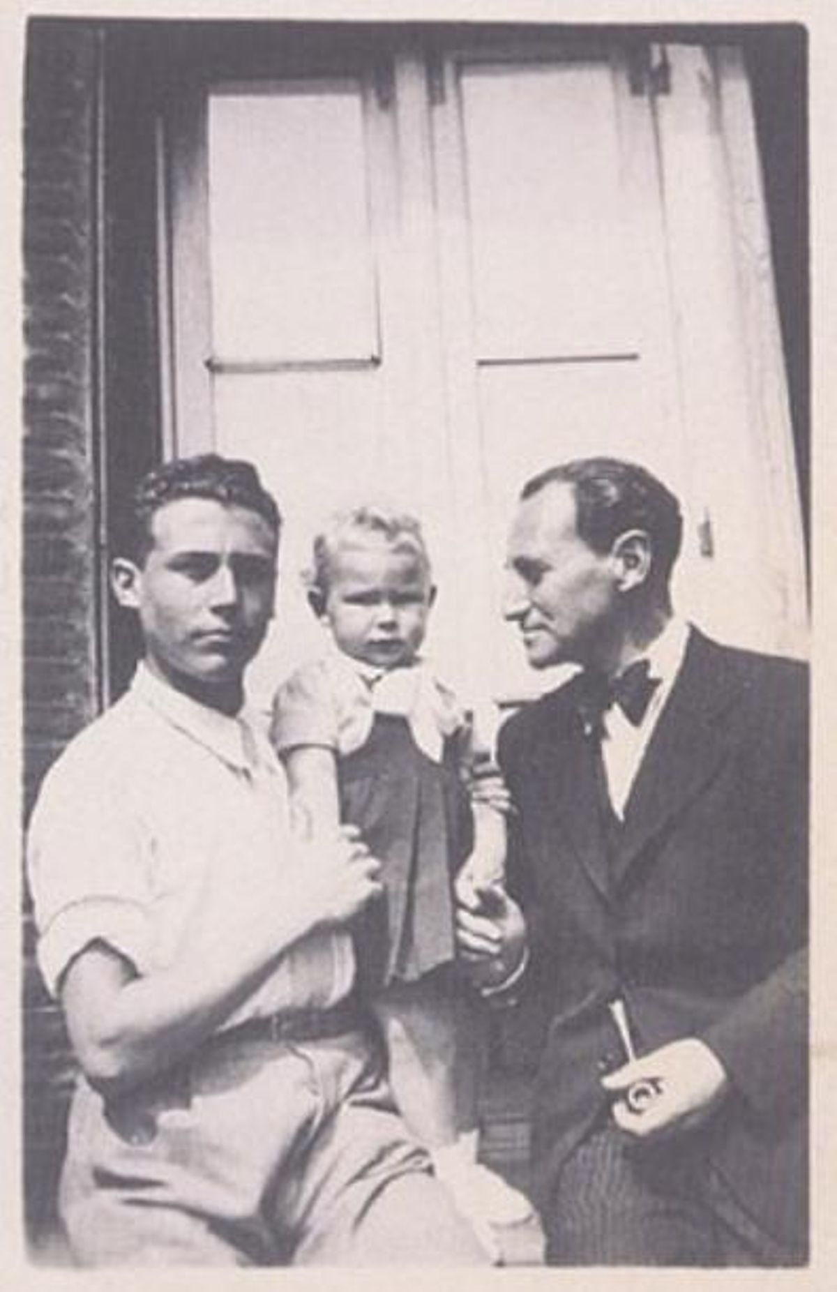 José Manaut con sus hijos, Ariel y Stella, a su regreso a casa en libertad condicional.
