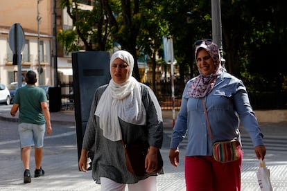 Dos mujeres pasean por las calle de Jumilla. 