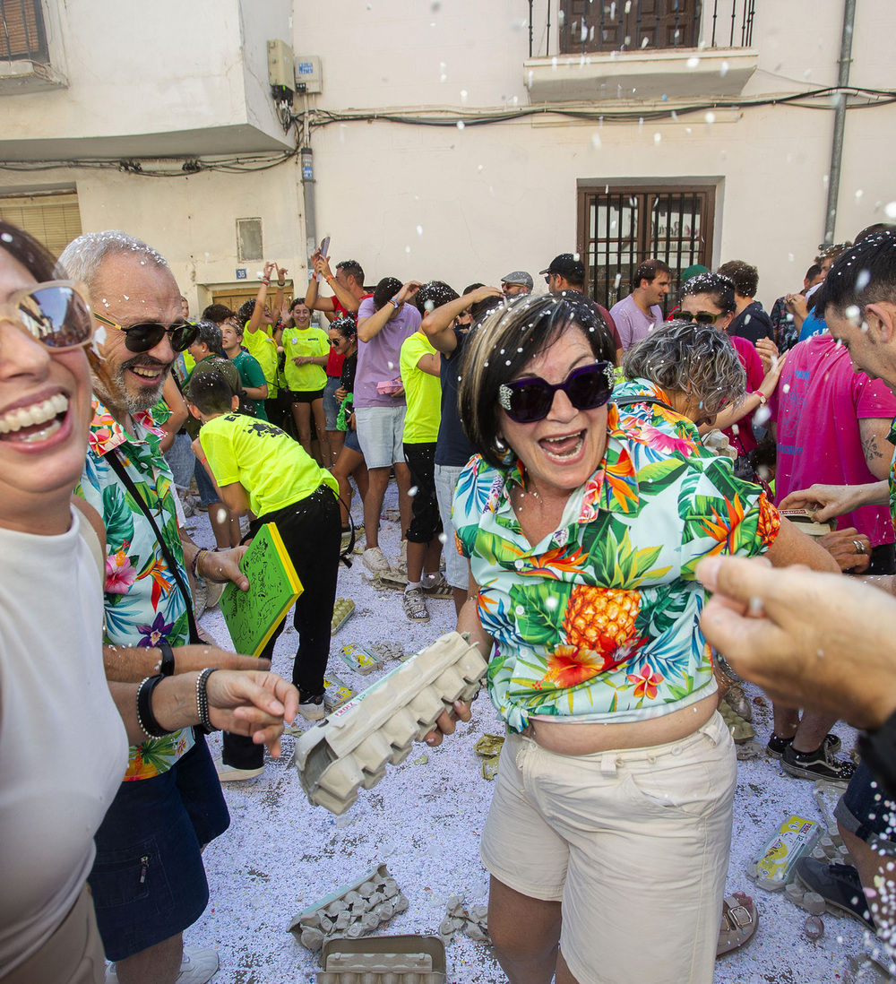 Encierros y guerra huevera en las fiestas Botijeras de Dueñas