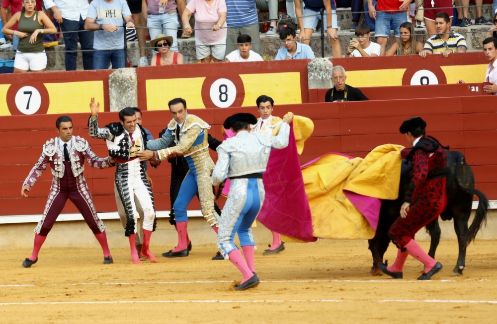 Puerta grande de El Cid y Emilio de Justo en tarde de petardo
