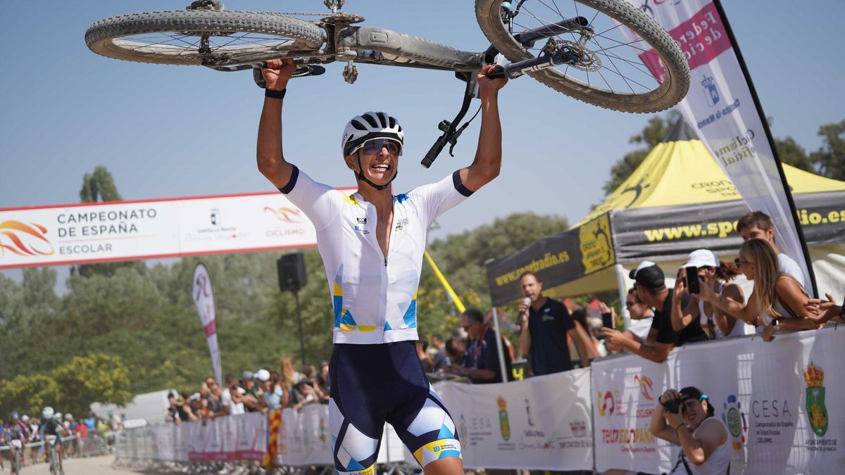 Rodríguez celebra una de sus últimas victorias alzando la bicicleta.