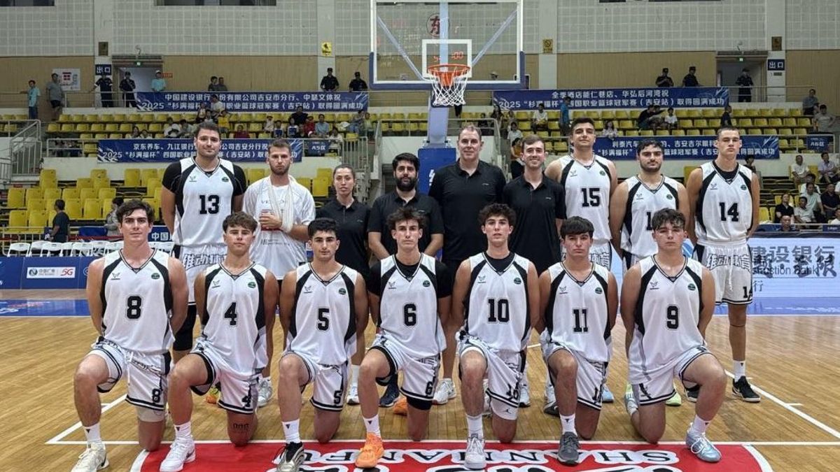 Jugadores y técnicos, antes de un encuentro.