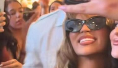 La doble de Karol G, en un centro comercial de València.