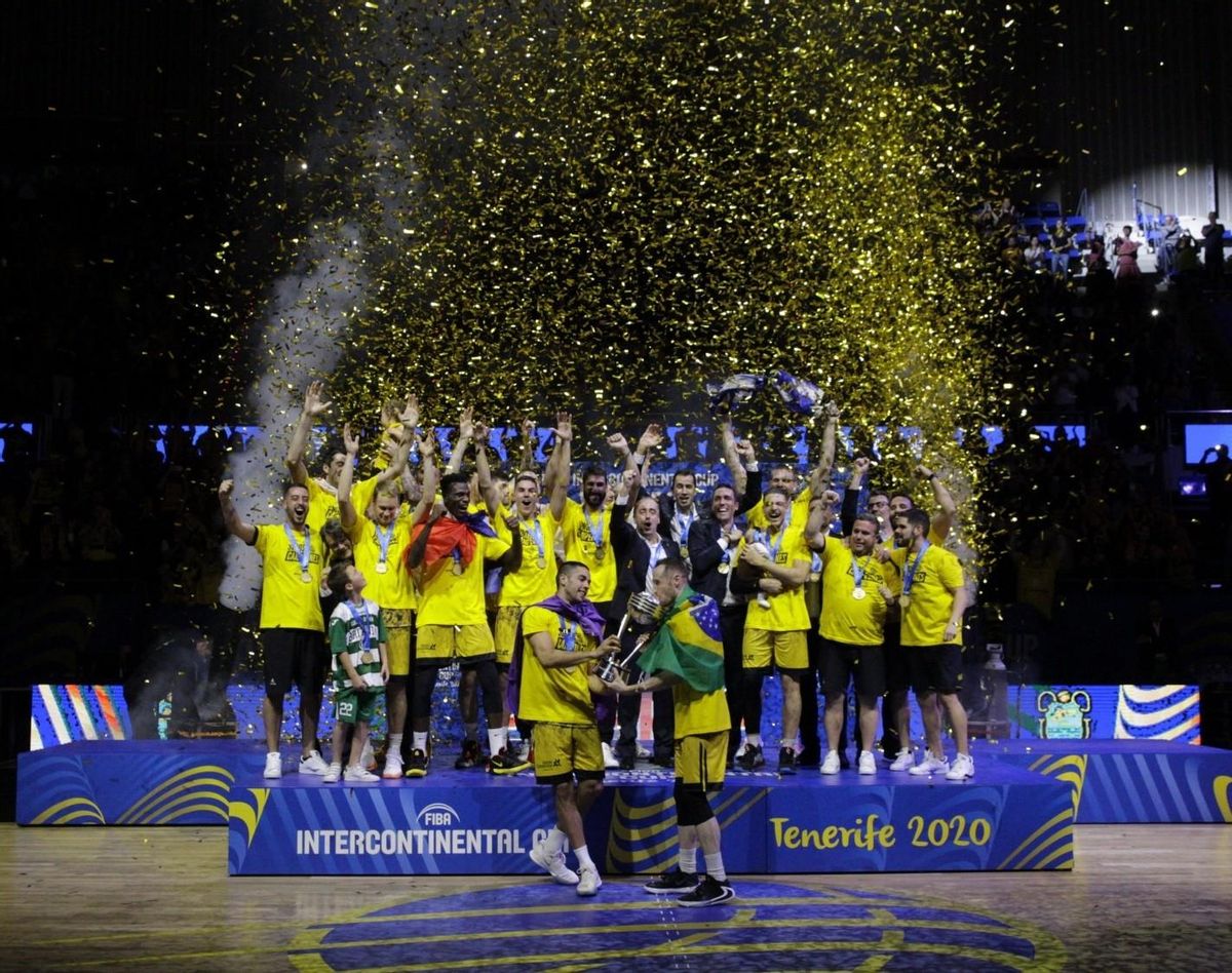 Álex López levanta, junto a Marcelinho Huertas, la Copa FIBA Intercontinental.