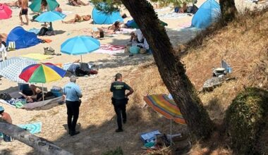 Los agentes de Guardia Civil y GNR en Areacova junto al 'camping gas'.