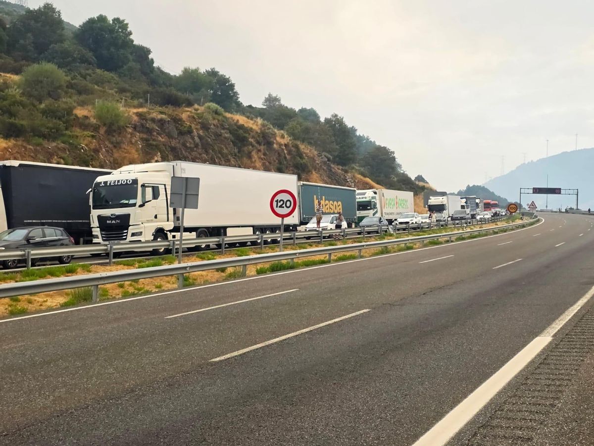 Tráfico retenido en la A-52 sentido Vigo, a la altura de A Canda, por los incendios que asolan Ourense.