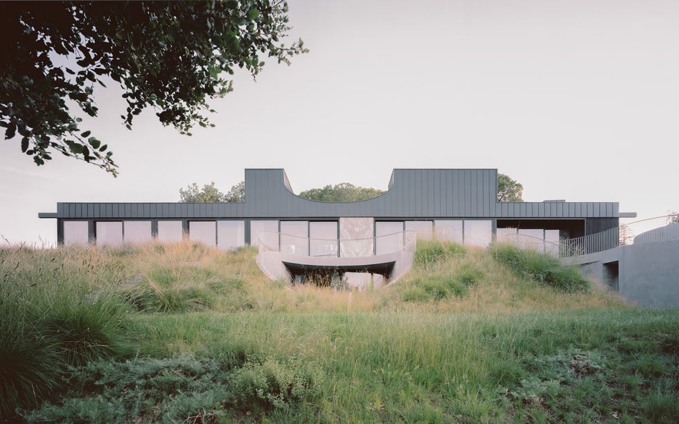 casa estilo espanol ahora planta en superficie, otra inferior enterrada en la montana, bano subterraneo y funciona como un instrumento