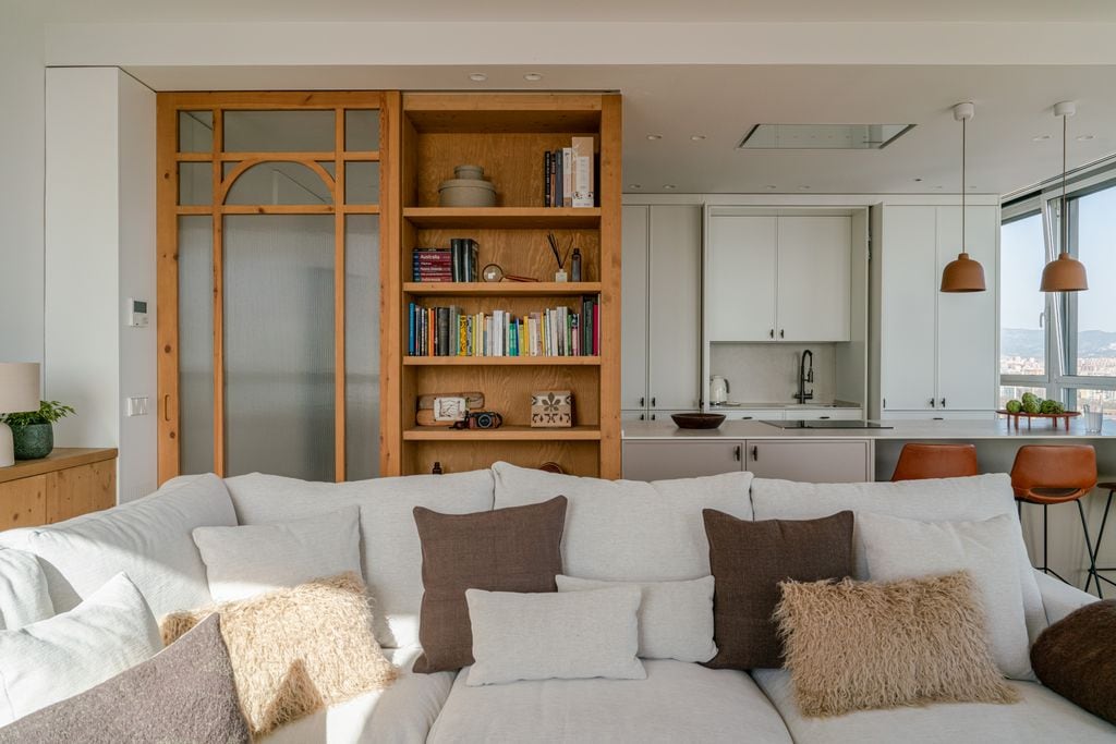 Cocina semiabierta con barra que separa el salón de la cocina. 
