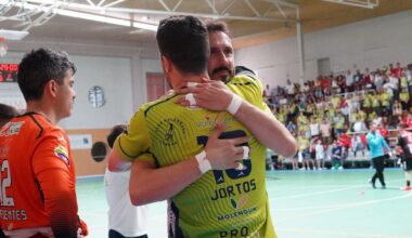 Fernando y Jortos se abrazan en el play-off del pasado curso en Córdoba.