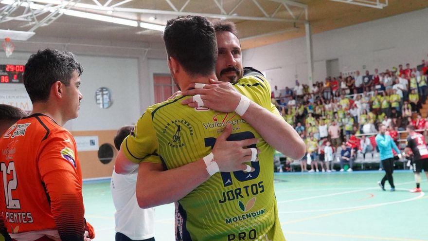Fernando y Jortos se abrazan en el play-off del pasado curso en Córdoba.