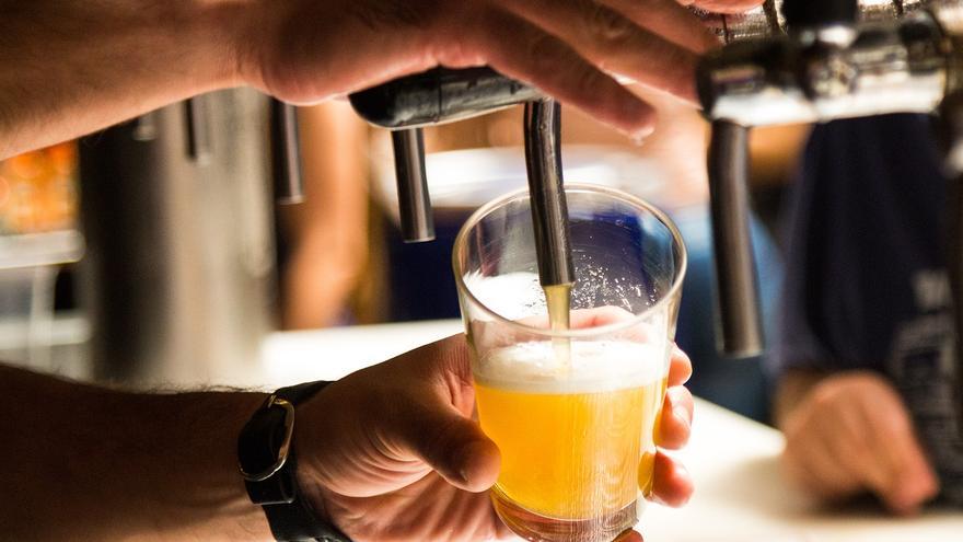 El tiempo que tienes que andar para quemar las calorías de una cerveza