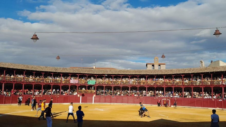 La Asociación Cultural "Del Toro y su Tradición" suelta dos toros de cajón en las Fiestas de San Agustín